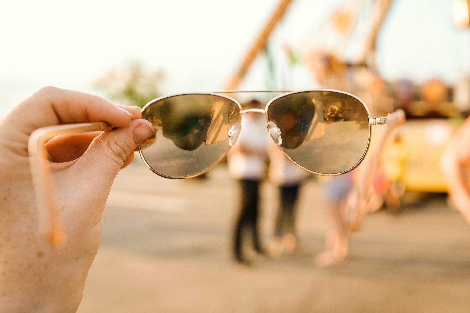 selective focus photography of sunglasses