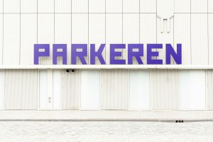 The image displays the word "parkeren".