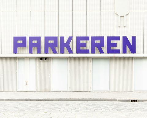 The image displays the word "parkeren".