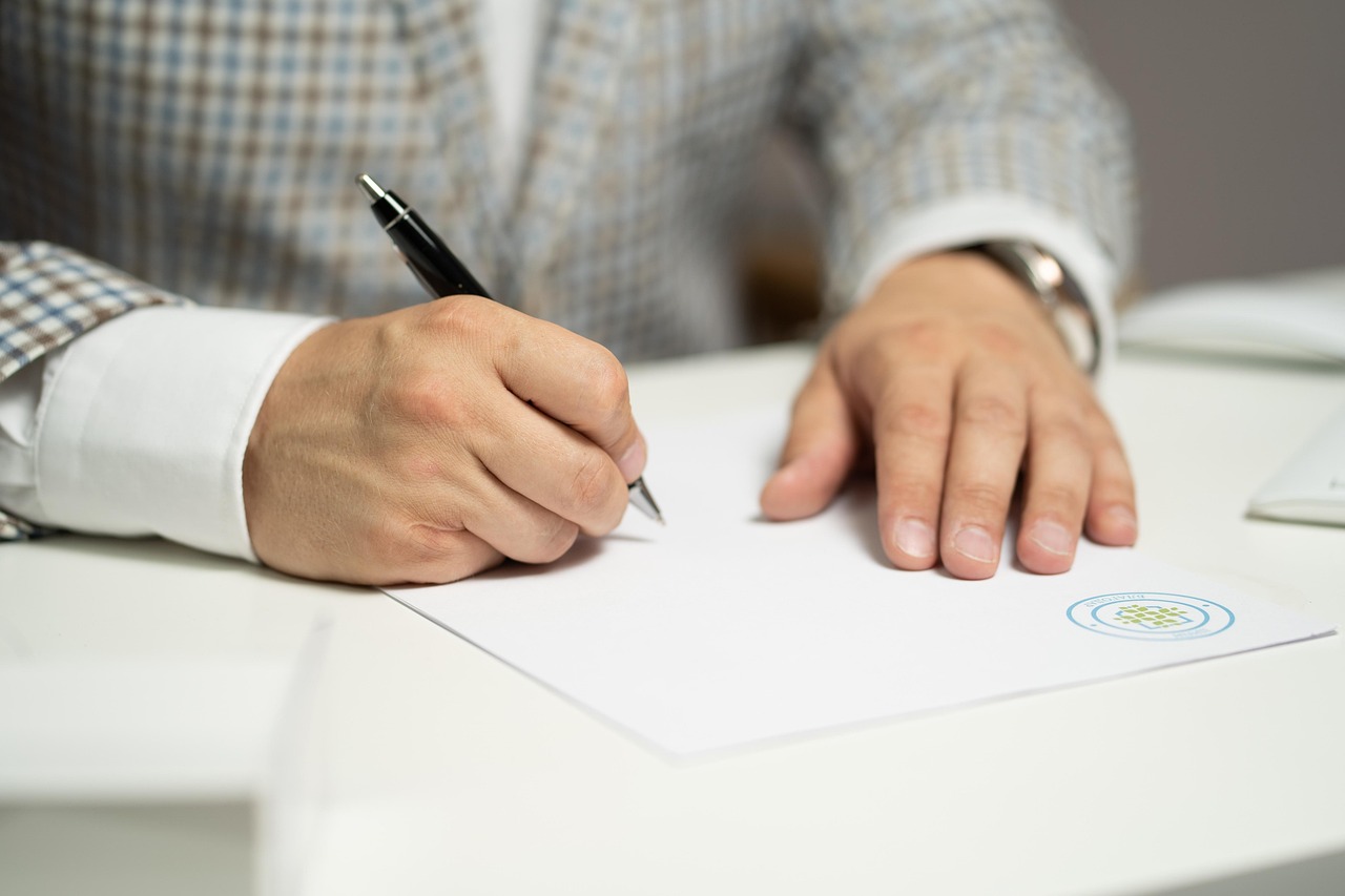 Man die een officieel document ondertekent voor een naamswijziging