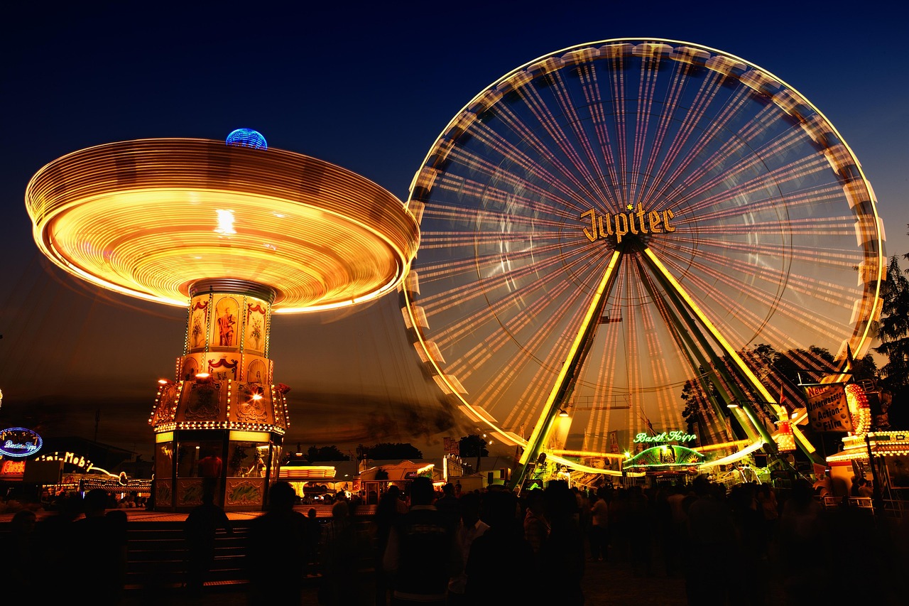 Kermisattracties verlicht in de avond op een Nederlandse kermis