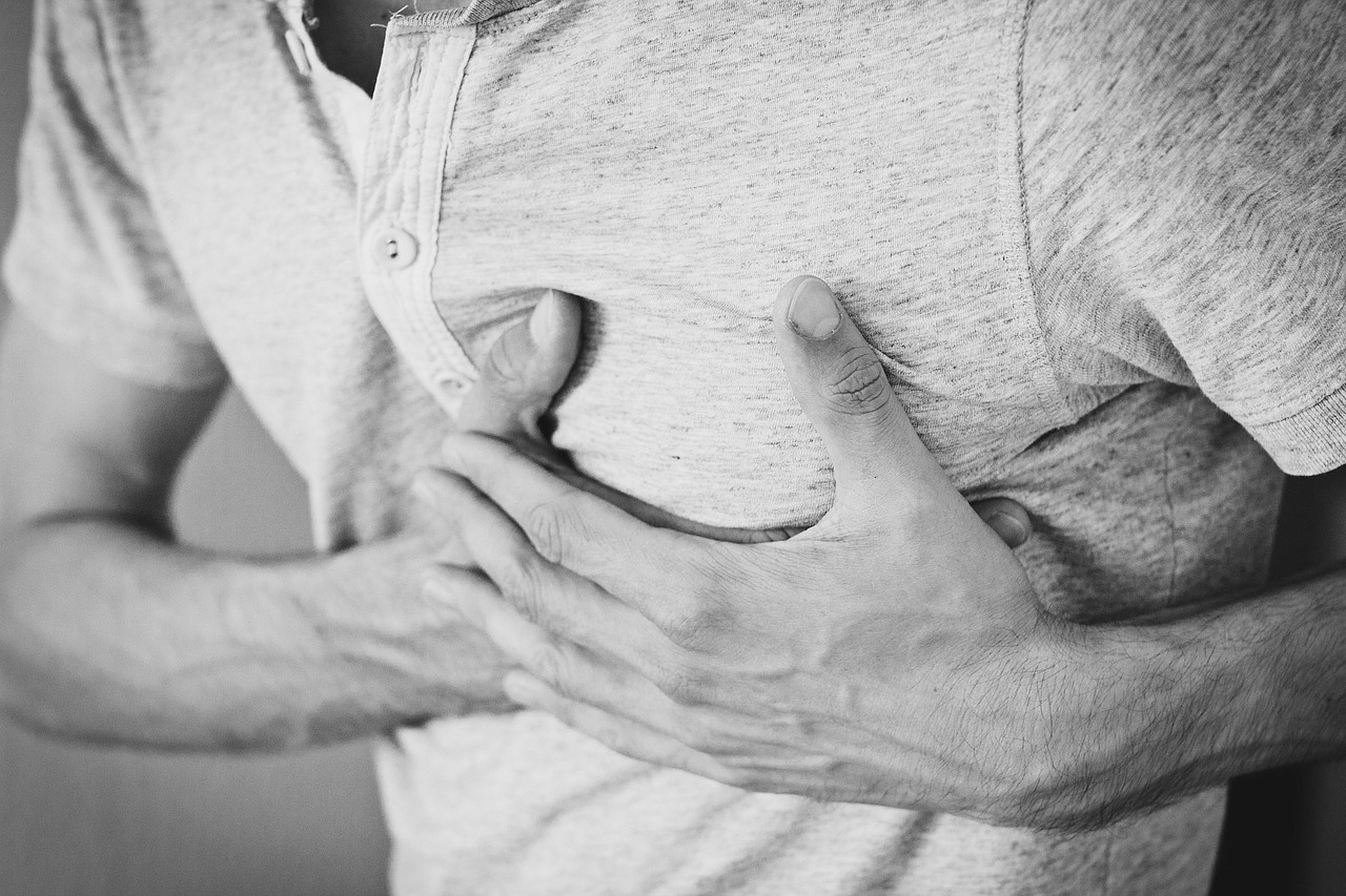Man die zijn neus vasthoudt vanwege pijn bij bijholteontsteking