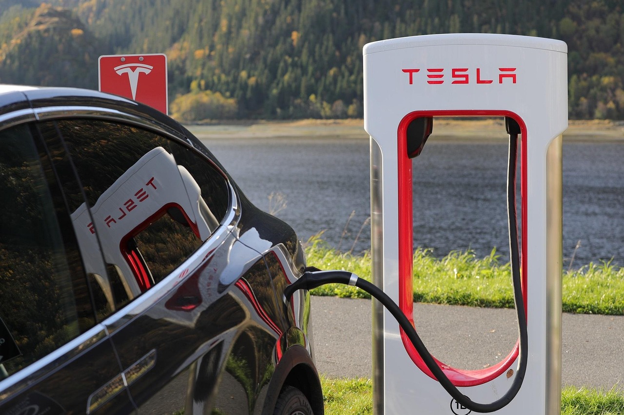 Man laadt zijn elektrische auto op bij een openbare laadpaal in Nederland