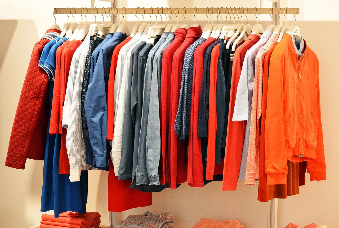 Interieur van een herenmodesaak met nette kledingrekken en klassieke mannelijke outfits
