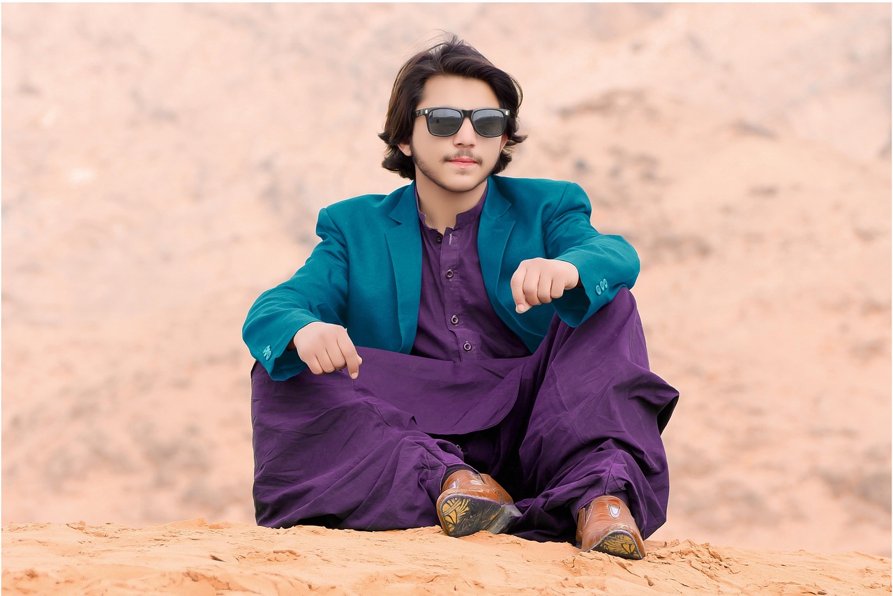 Een man in een ongestructureerd linnen blazer op zijn Italiaans, ontspannen gekleed in neutrale kleuren