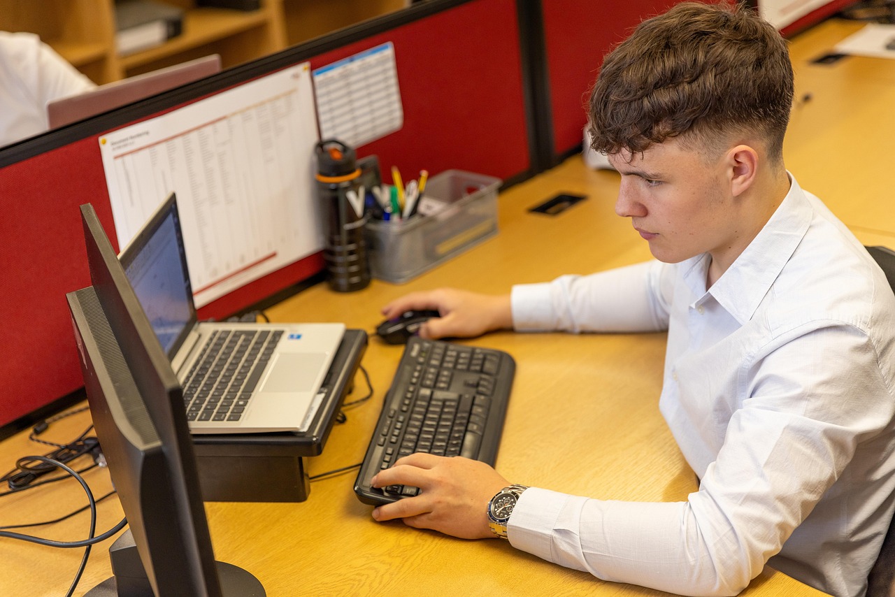 Man die geconcentreerd aan zijn bureau werkt en taken aanpakt