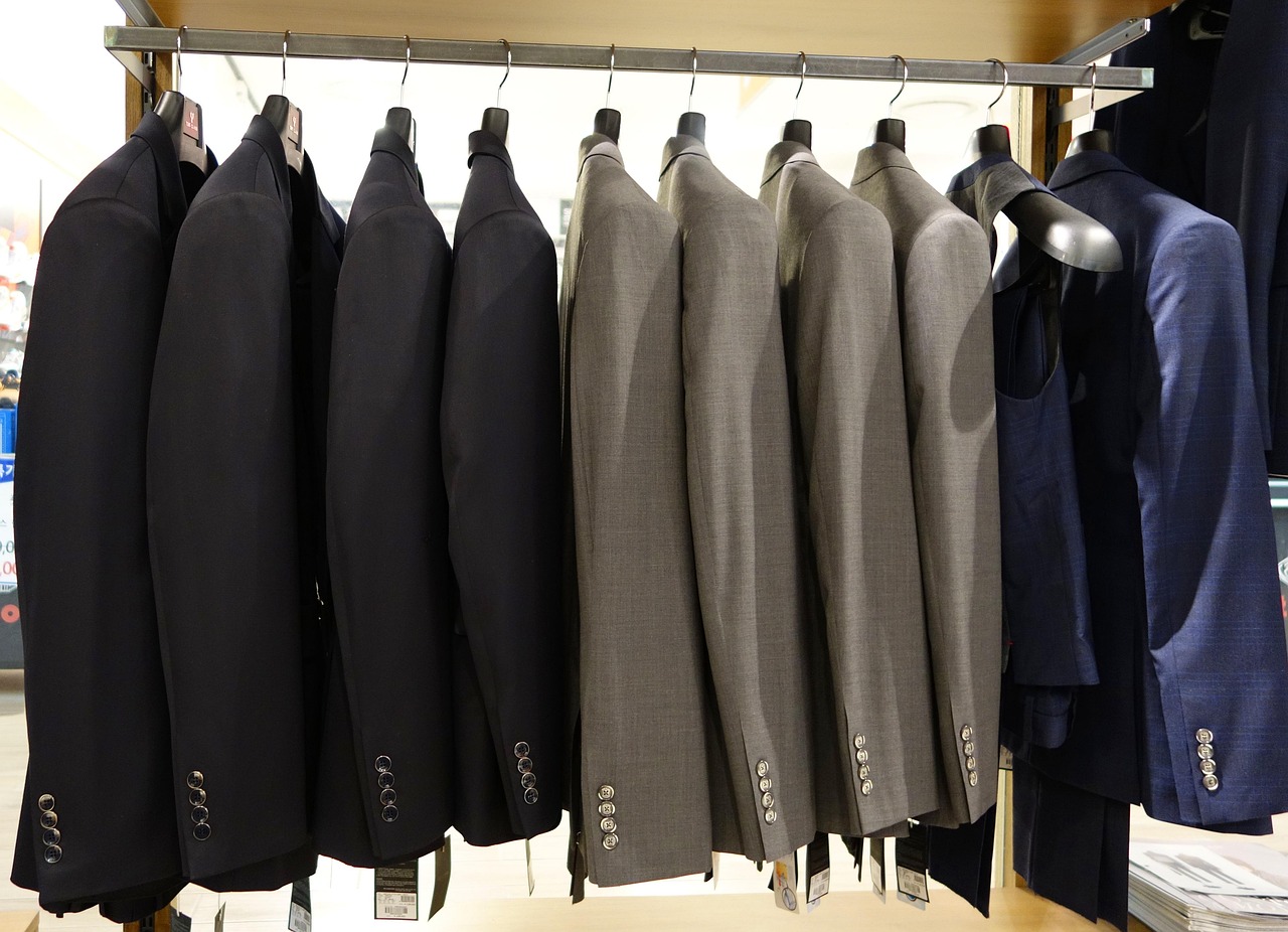 Man die kleding bekijkt in een moderne kledingwinkel