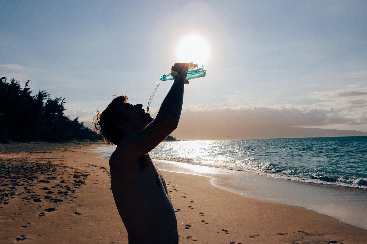 Man die water drinkt op een hete zomerdag buiten