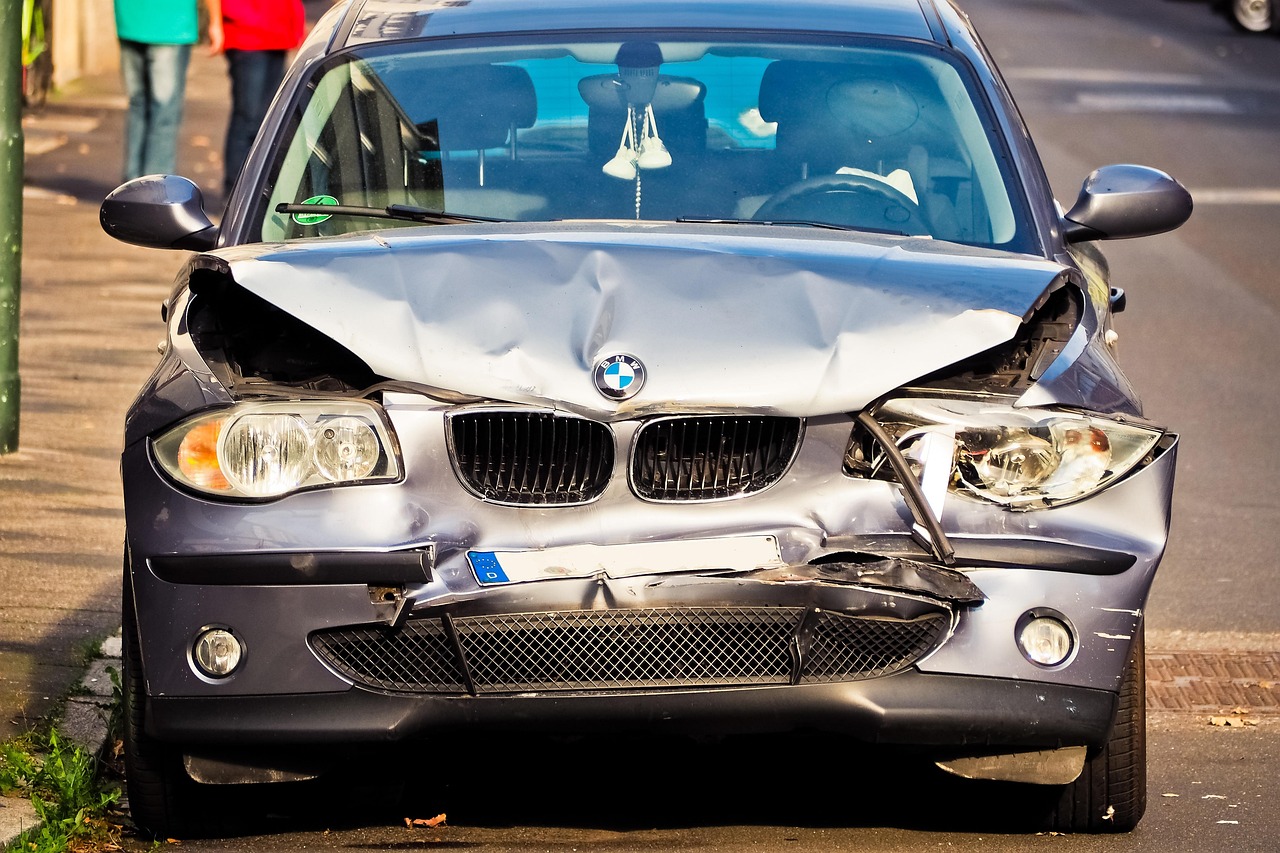 Een beschadigde auto wordt geïnspecteerd door een taxateur voor een total loss beoordeling