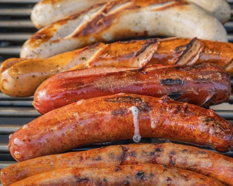 Een gasbarbecue buiten in de tuin klaar voor gebruik