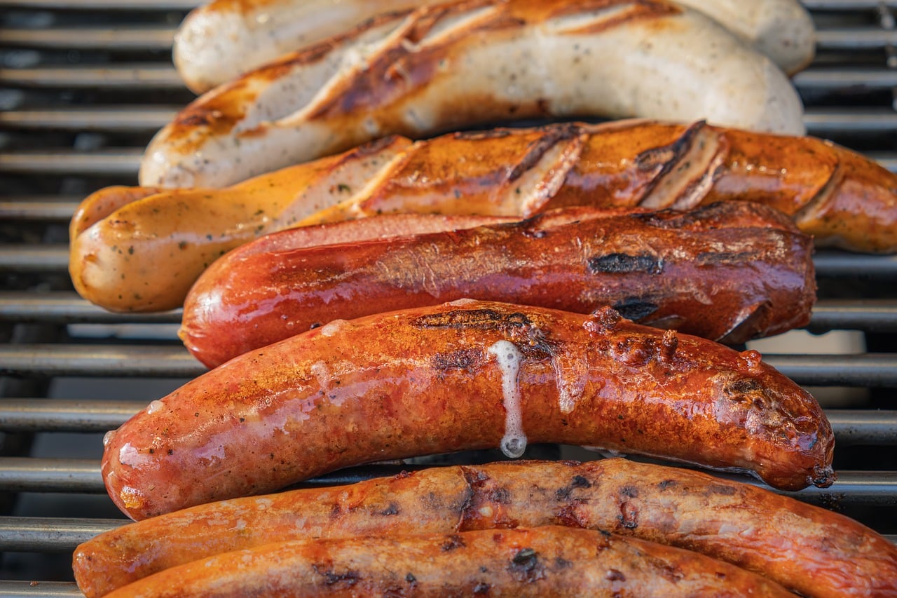 Een gasbarbecue buiten in de tuin klaar voor gebruik
