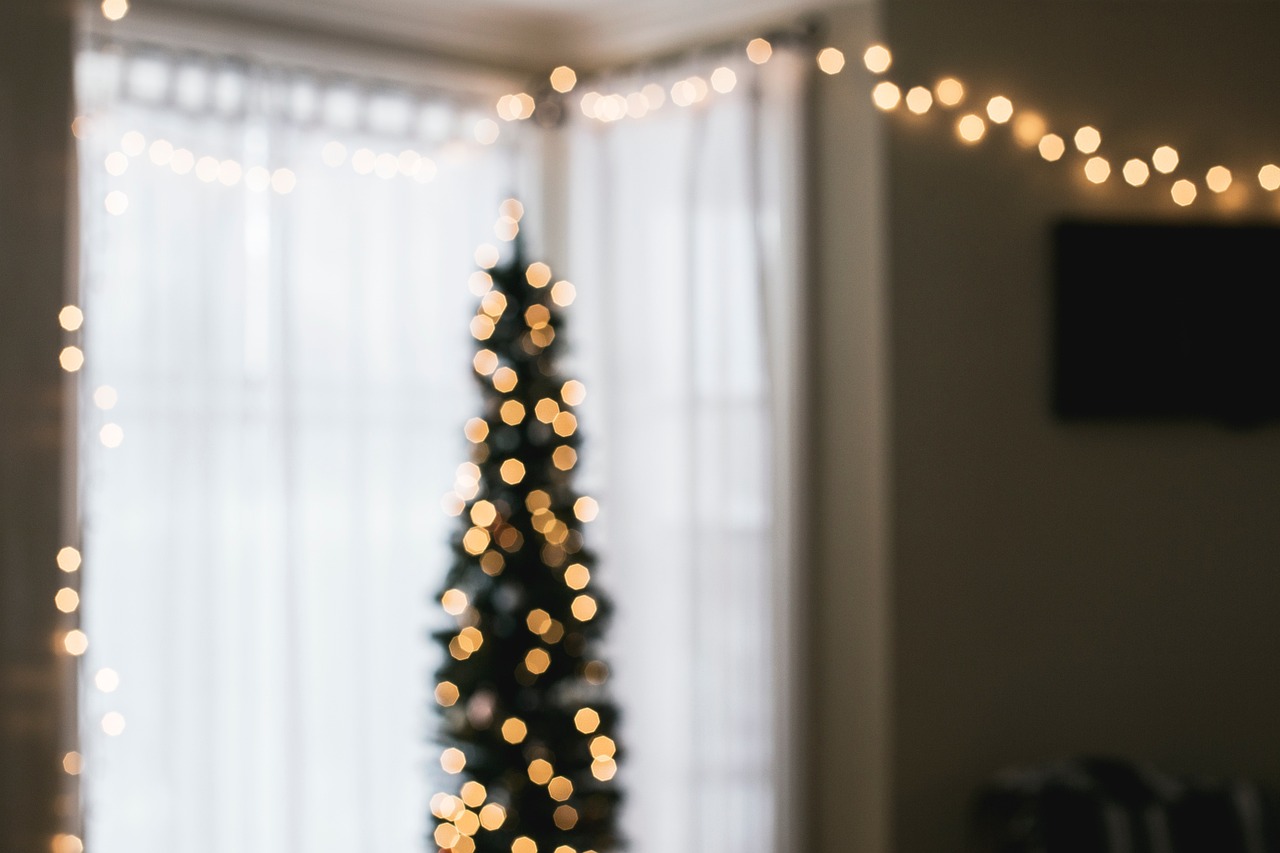 Studenten in een gezellige woonkamer van een studentenhuis tijdens een gesprek