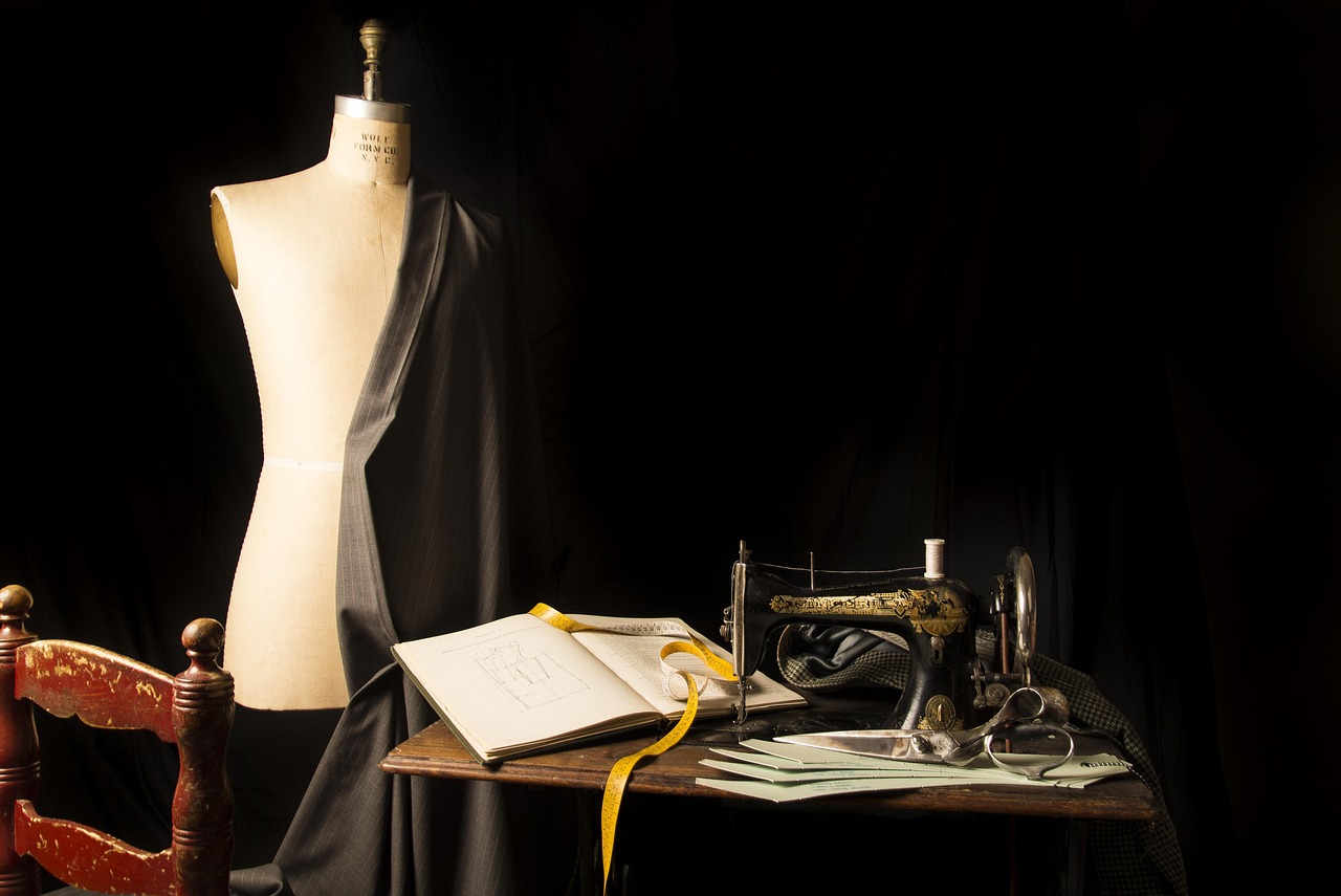 Kleermaker die een colbert opmeet bij een klant in een atelier