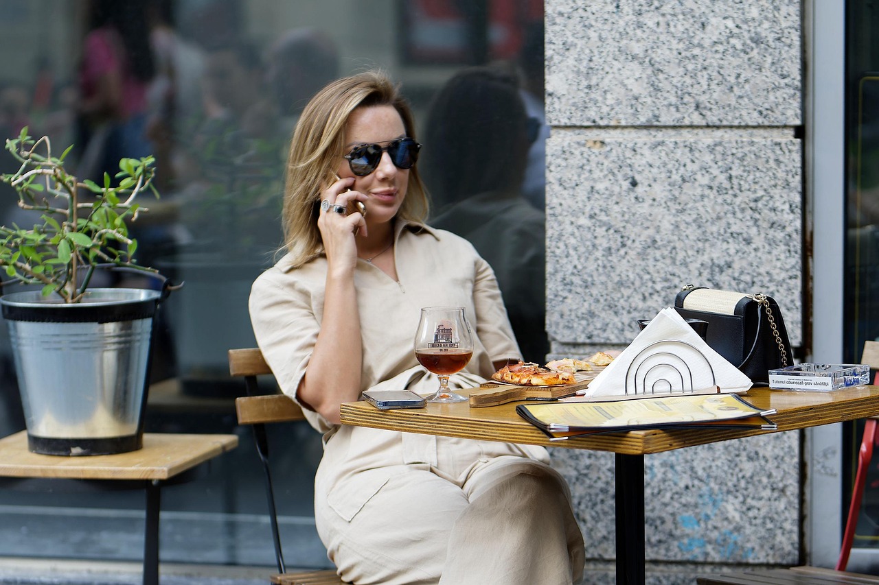 Terras met bier in een lokale straat in Praag