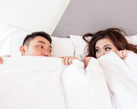 Man die 's ochtends vermoeid wakker wordt in bed