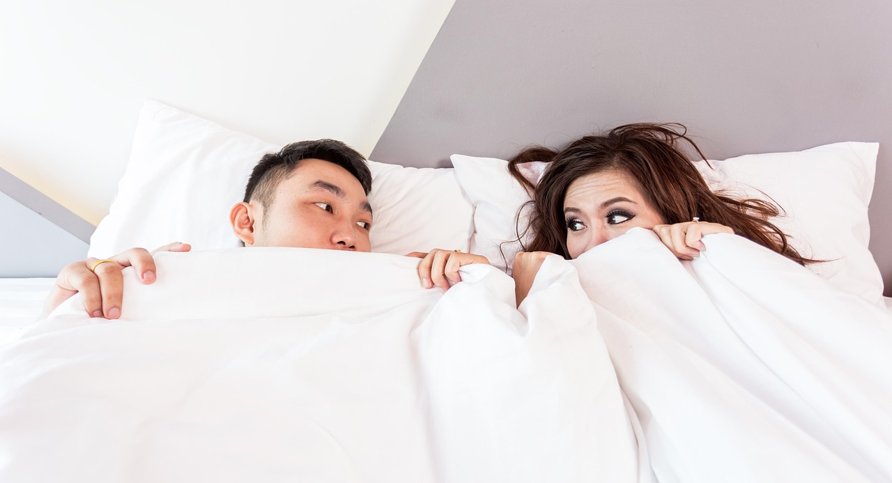 Man die 's ochtends vermoeid wakker wordt in bed