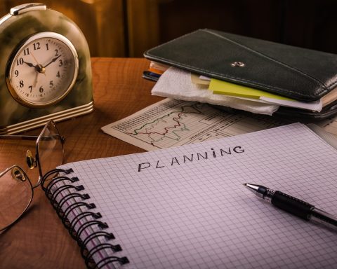 Man die financiële documenten leest aan een bureau