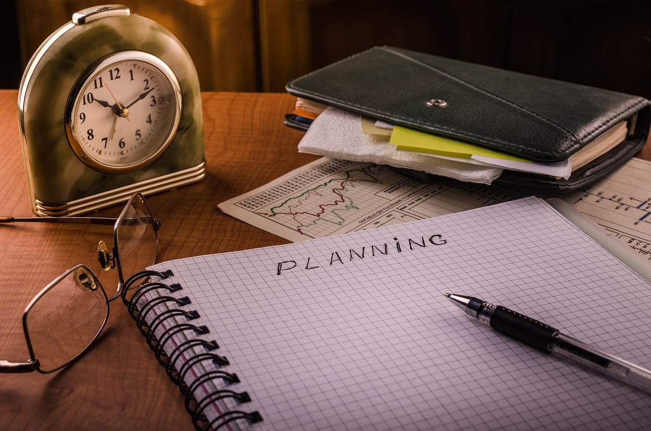 Man die financiële documenten leest aan een bureau
