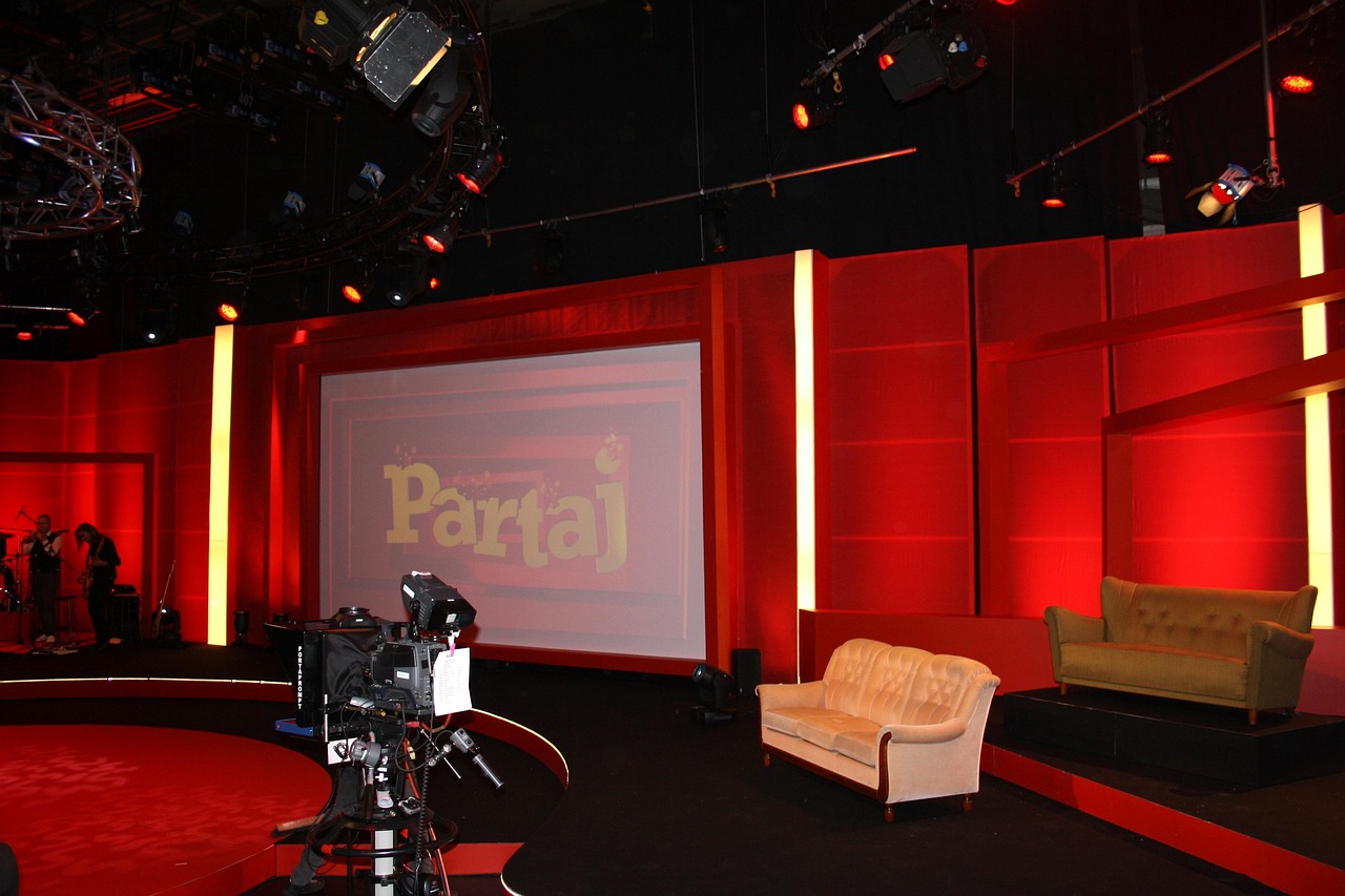 Een presentator staat klaar in een televisiestudio voor de opname