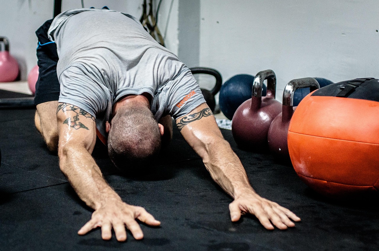 Man die stretchoefeningen doet na een training om spierpijn te verlichten